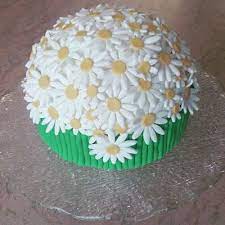 Torta Di Compleanno Con Margherite In Pasta Di Zucchero Mazzo Di Fiori Ciuffina Decorare Torte Margherite Torte Di Compleanno