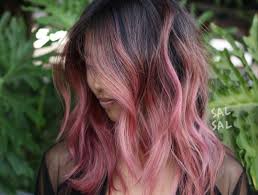 I capelli rosa continuano a essere irresistibili. Shatush Rosa La Tendenza Che Conquista I Saloni Di Bellezza Archzine It