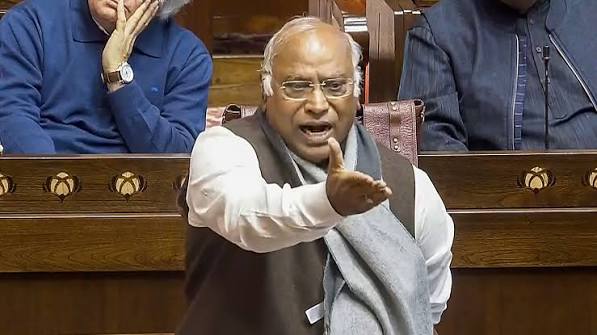 संसद में 'गंभीर सुरक्षा उल्लंघन', सरकार को जवाब देना होगा: खरगे | न्यूज़क्लिक