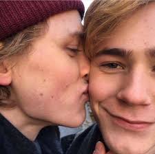 3.the way even looked at isak when he boarded the tram and even happened to be there. Pin On Skam