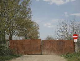 O servitute afirmativă este dreptul de a folosi o altă proprietate pentru un anumit scop, iar o servitute negativă este dreptul de a împiedica pe altcineva să desfășoare o activitate de altfel legală pe propria proprietate. Avocatul Poporului In Ce CondiÅ£ii Poate Fi Exercitat Dreptul De Trecere