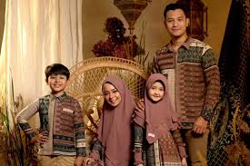 By admin juni 26, 2021 baju serimbit untuk usia 40 th tak hanya untuk pasangan, sarimbit ki… semakin elegan jika warna yang dipilih adalah warna cerah. Tak Bisa Pulang Kampung Coba Siasati Dengan Busana Muslim Bernuansa Minang Okezone Lifestyle