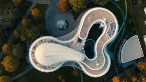 The überseequartier is considered the heart of hafencity and the java haus stands like a gate building opposite the historic speicherstadt. A Building Shaped By Views Living With Sky Frame In Hamburg Archdaily