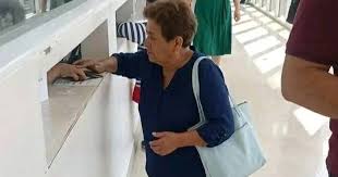 Derechohabientes llegan de rodillas a ventanilla del IMSS en Tapachula y exponen saturación