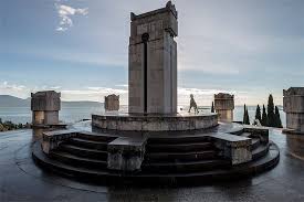 Il vittoriale degli italiani è un complesso di edifici, vie, piazze, un teatro all'aperto, giardini e corsi d'acqua eretto tra il 1921 e il 1938 a gardone riviera, sulla sponda bresciana del lago di garda.committente del complesso fu il poeta e romanziere gabriele d'annunzio che vi è qui sepolto e che ne affidò il progetto all'architetto giancarlo maroni in modo che il luogo. Tomba Di Gabriele D Annunzio Gardone Riviera Aktuelle 2021 Lohnt Es Sich Mit Fotos Tripadvisor