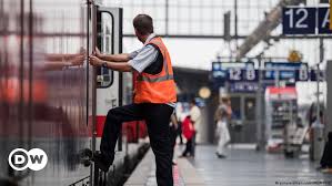Die deutsche bahn ag ist das größte eisenbahnunternehmen in mitteleuropa mit sitz in berlin. Deutsche Bahn Keine Streiks Mehr Bis 2021 Aktuell Deutschland Dw 04 01 2019