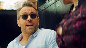 Still unlicensed and under scrutiny, bryce is forced into action by darius's even more volatile wife, the infamous international con artist sonia kincaid (salma hayek). Ryan Reynolds Ist Hitman S Wife S Bodyguard