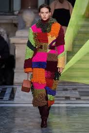 Più di qualsiasi altro accessorio di alta moda, noi donne siamo propense a spendere un po' di più per una bella borsa griffata, una sorta di piccolo. Colori Pantone Autunno Inverno 2020 2021 Le Cromie Di Tendenza Knitwear Design Knitwear Fashion Knit Fashion