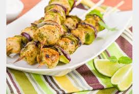 Recette Brochettes De Poulet Marine Au Citron Vert Puree De Potimarron Recette Brochette Poulet Recette Brochette Poulet Poulet Marine Citron