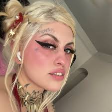 Hoy Pamela Anderson cumple 58 años 🎂💋 Ícono de los 90, símbolo de  rebeldía y belleza natural, sigue demostrando que el estilo y la  autenticidad no tienen edad. ¡Feliz cumpleaños, Pamela! 🏖✨