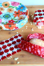 Bienenwachs zur stoffbeschichtung mit dem bienenwachs kannst du ganz einfach selbst stoffe beschichten und so umweltfreundliche verpackungsalternativen schaffen, die immer wiederverwendbar sind. Diy Bienenwachstuch Selber Machen Eine Echte Alternative Zu Alufolie Und Co Mamahoch2