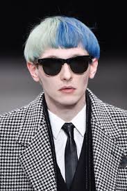 En effet, la coiffure est un détail primordial pour structurer votre visage. 9 Tendances Cheveux Homme Reperees Sur Les Podiums De La Fashion Week Automne Hiver 2019 2020 Vogue Paris