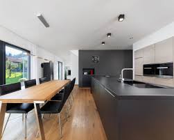 Okohaus Schneider Von Baufritz Inneneinrichtung Offene Wohnkuche Mit Kochinsel Schwarz Esstisch Holz Haus Kuchen Fertighauser Kuchen Design