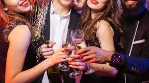 Berücksichtige diese faktoren, wenn du alkohol trinkst, und versuche nicht, mit deinen freunden mitzuhalten. Silvesterfrage Macht Champagner Anders Betrunken Als Sekt Ratgeber Bild De
