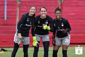 América de cali logró un empate agónico y luego se encomendó a las manos de su arquera luz tapia en la serie de penales el miércoles ante el último campeón corinthians para acceder a la final de la copa libertadores femenina. R9jgyrfpih05gm