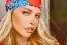 Singer, actress, tv hostess and mother, loredana began her career in the city of onesti, city famous for gymnastics. Loredana Groza A Implinit 51 De Ani Cum AratÄƒ In Costum De Baie Impact