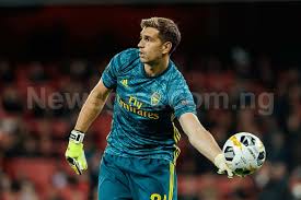 Damián emiliano martínez romero (born 2 september 1992) is an argentine professional footballer who plays as a goalkeeper for premier league club aston villa. Almost Done Chelsea Set To Sign Arsenal Goalkeeper Emiliano Martinez Newsgist Com Ng