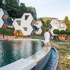 Erleben Sie Slowenien Einmal Anders Ubernachten Sie In Luxuszelten Innovativen Hutten Und Baumhausern Slowenien Ljubljana Sommernachte