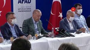 Erdoğan, vatandaşlara hitabının akabinde çay fırlattı. Wgim01fyy Hlum