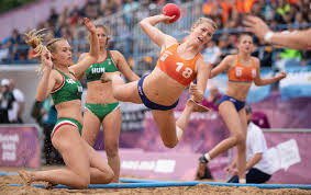 L'objectif de chaque équipe est de marquer des buts en envoyant un disque de caoutchouc vulcanisé, appelé rondelle ou palet , à l'intérieur du but adverse situé à une extrémité de la patinoire. Bikinigate La Chanteuse Pink Propose De Payer L Amende Infligee A L Equipe Norvegienne De Beach Handball Madame Figaro