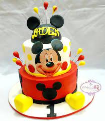 In case you're unfamiliar, a smash cake is basically a tiny cake meant to be enjoyed by your kiddo on her first birthday. 39 Awesome Ideas For Your Baby S 1st Birthday Cakes