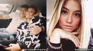 Wijaya saputra atau wijin adalah seorang pemain basket yang sempat berdomisili di amerika ketika foto agnes monica dan juga wijaya saputra yang terlihat sedang berjalan bersama di keramaian. Kepergok Pakai Cincin Di Jari Manis Agnes Monica Dan Wijaya Saputra Tunangan