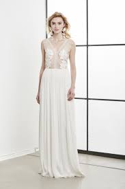 Als mitarbeiterin des bekannten haut couture designers alexander mcqueen hat sich karges darin verliebt, mit edlen stoffen zu arbeiten und verwendet deshalb auch bei ihren. Brautkleider Die Neue Kisui Kollektion 2020