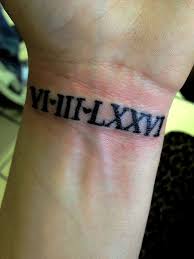 ¿cuál es el tatuaje de números romanos en el hombro y el brazo? Tatuajes Numeros Romanos Normales Y Mayas