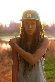 How To Wear A Snapback For Girls 20 Dreadlocks Girl Dreads Snapback Hairstyles