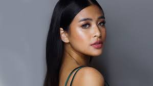 Lotd This Easy Hairstyle Can Make A Big Forehead Look Smaller Easy Hairstyles Hairstyle Celebrity Hair Stylist