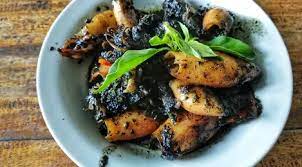 Masukkan cabai rawit dan sayur kangkung. Resep Tumis Cumi Tinta Hitam Lifestyle Fimela Com