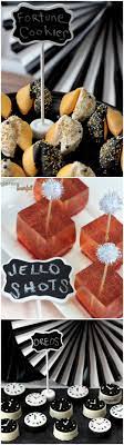Chocolate Covered Oreo Cookie Clocks New Year S Desserts Nye Desserts New Years Eve Dessert