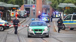 Bei einem messerangriff in der würzburger innenstadt am freitagabend starben mehrere menschen, zahlreiche wurden verletzt. Felbk7t0usykgm