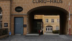 Curio haus makes no representations, warranties, or assurances as to the accuracy, currency or completeness of the content contain on this website or any sites linked to or from this site. Gedenkstatten In Hamburg Gedenktafel Am Curiohaus