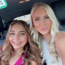 Lauren Bonar's Instagram, Twitter & Facebook