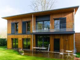 Un Balcon Sur Pilotis Pour Eviter Les Fuites D Air Maison Passive Maison Bois Maison