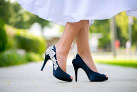 Sandali con tacco largo e comodo in satin blu per la sposa. Trend Matrimonio 2018 Fotogallery Donnaclick