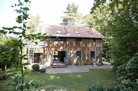 Vivre Durablement Visiter La Maison En Bois D Aicha Reh Aicha Visiter Maison E En 2020 Architecture Residentielle Architecture Culturelle Architecture Commerciale