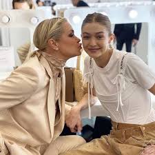 Sumber memberitahu entertainment tonight, kandungan gigi kini memasuki 20 minggu. Gigi Hadid Hamil Anak Zayn Malik Ini Reaksi Sang Ibu