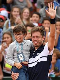 Mahut's lovely wife virginie (formerly known as virginie ermel) also from france is a fitness instructor. Mahut Au Nom Du Fils Lirelactu