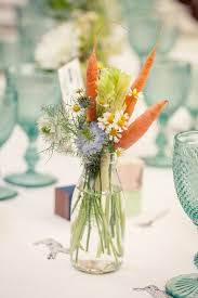 Tischdeko Fruhling Mit Naturmaterialien Vase Mit Blumen Und Mohren Ostern 2020 In 2020 Osterdeko Basteln Osterdeko Naturmaterialien