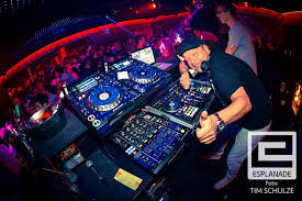 Jungen und mädchen ab 16 jahren dürfen auch ohne eltern feiern und bis 24 uhr in die disko oder den club. Buttersaureangriff In Wolfsburger Diskothek Der Inhaber Lasst Dampf Ab