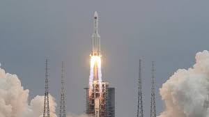 El cohete chino long march 5b, que viaja sin control a una velocidad de 28.000 kilómetros por hora, tiene previsto caer en la atmósfera la noche del sábado al domingo. 0fc59 Wljcsarm