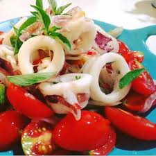 醬汁材料 魚露 鹹 檸檬汁 酸 糖 甜 水 混合至糖融化 香菜切末 根一定要 洋蔥絲 番茄 大小都可以 蒜末 我一般會放在瓶子裡冰起來 讓味道溶入 最後拌入你想吃的海鮮 川燙冰鎮 蝦 小卷 蟹肉 我偶爾會放蒟蒻絲 如果有九層塔也可切碎放一些