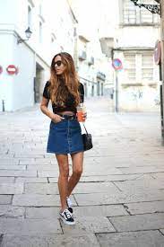 C'est joli, facile à porter et ça «fit» des ballerines avec un petit talon de deux centimètres car les ballerines plates peuvent provoquer des problèmes de dos. Comment Porter La Jupe En Jean 80 Idees En Photos Archzine Fr