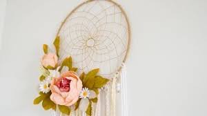 Diy Attrape Reve Fleurs Les fleurs en cascade sur le côté gauche et le bas du cerceau sont une variété audacieuse et. diy attrape reve fleurs