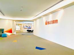 蝦皮購物（英語： shopee ，簡称：蝦皮），是一個線上電子商務平台，總部設在新加坡，隸屬於冬海集團 （以前稱為 garena ），該公司於2009年由李小冬（forrest li，中國大陸 天津人）創立 。 Xni8anatxip3gm
