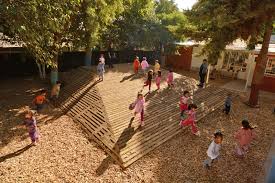 Los juegos de patio son diversos y estos se realizan en diversos lugares, los elementos que se utilizan mayormente para los juegos de patio son: 7 Elementos Esenciales En Un Patio De Juegos Para El Desarrollo De Los Ninos Ladera Sur