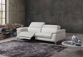 I divani a due posti sono perfetti per chi vuole una soluzione funzionale per un salotto di dimensioni ridotte; Divano Moderno Habart In Pelle Sofa Club Montebelluna Divani Treviso