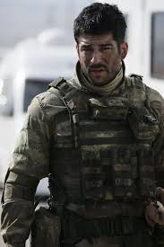 Decouvrez Cette Photo Du Film Can Feda Realise Par Cagatay Tosun Photo 11 Du Film Can Feda Sur 36 Photos Dis Hommes En Uniforme Homme Militaire Actrice Turque